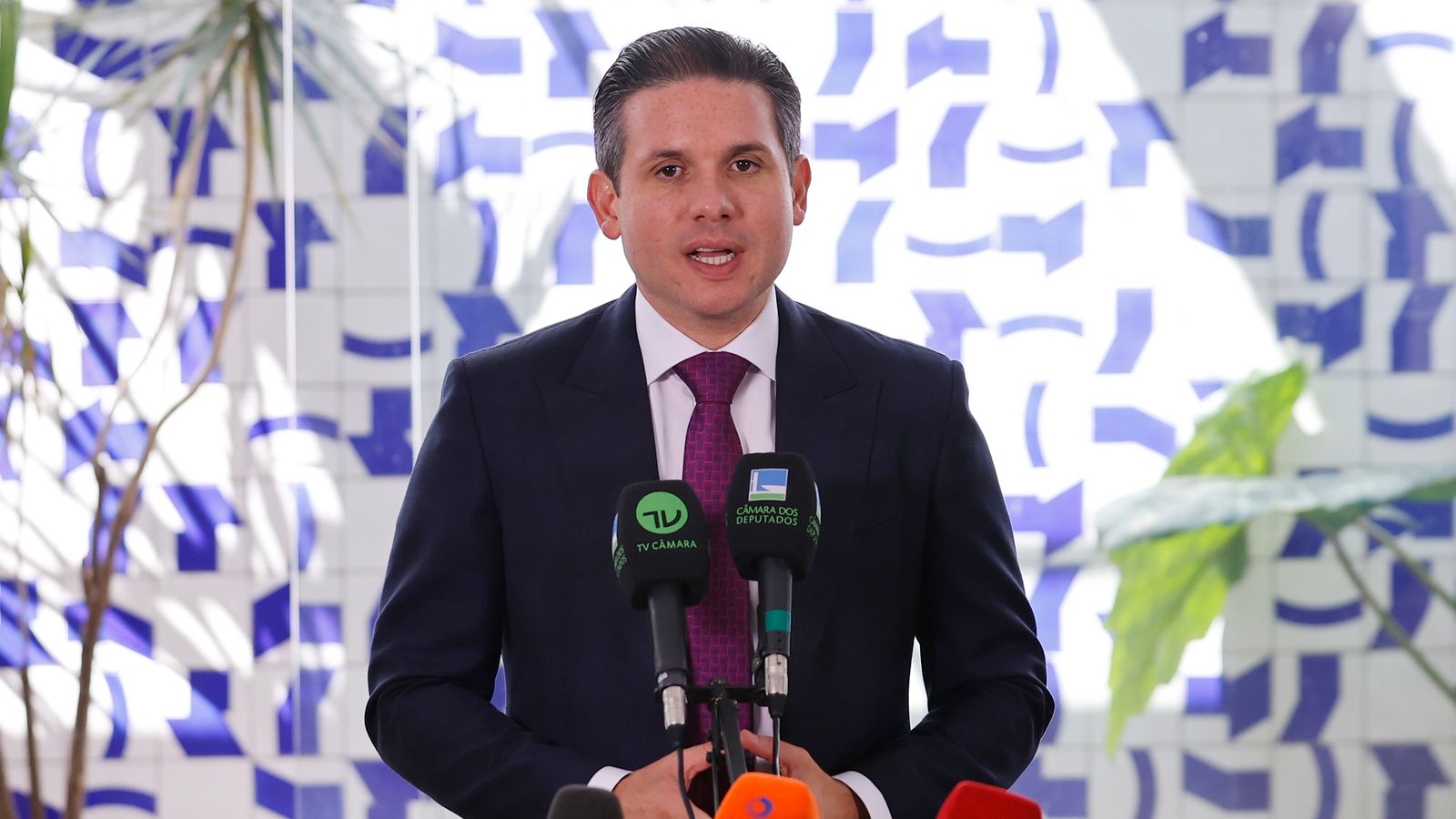 Hugo Motta adia votação da IA na Câmara — foco agora é alinhamento estratégico com o Senado