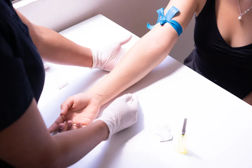 Jejum para exames de sangue: novo estudo questiona regra universal