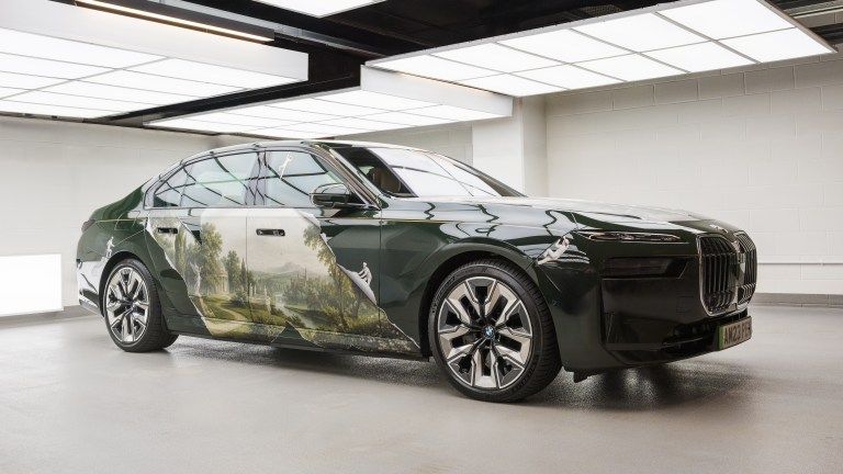 KOZO transforma frota do Peninsula London em galeria sobre rodas
