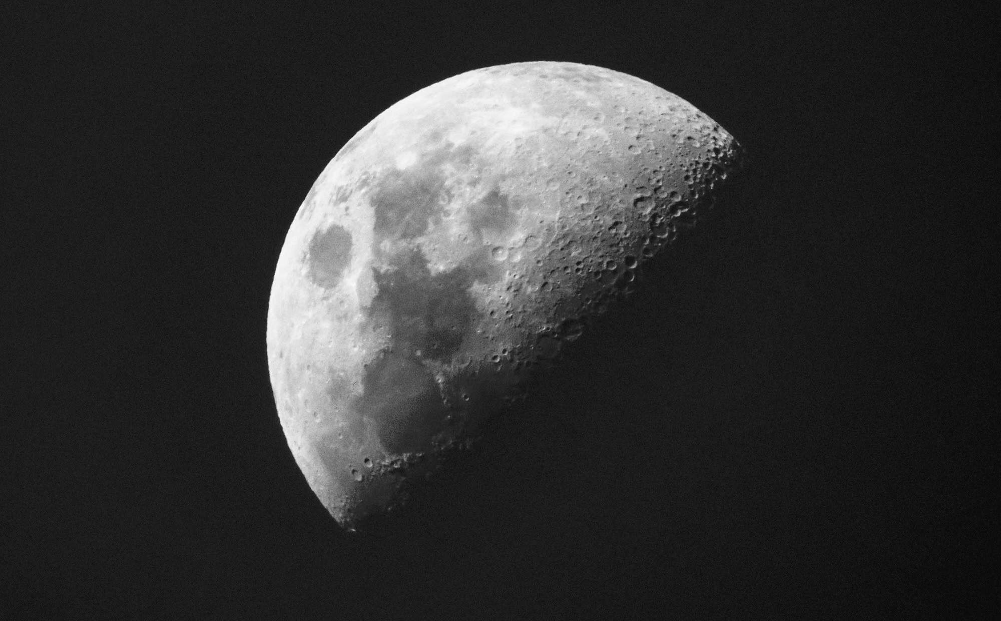 Jeff Bezos prioriza base lunar para viabilizar indústria espacial — e adia planos para Marte