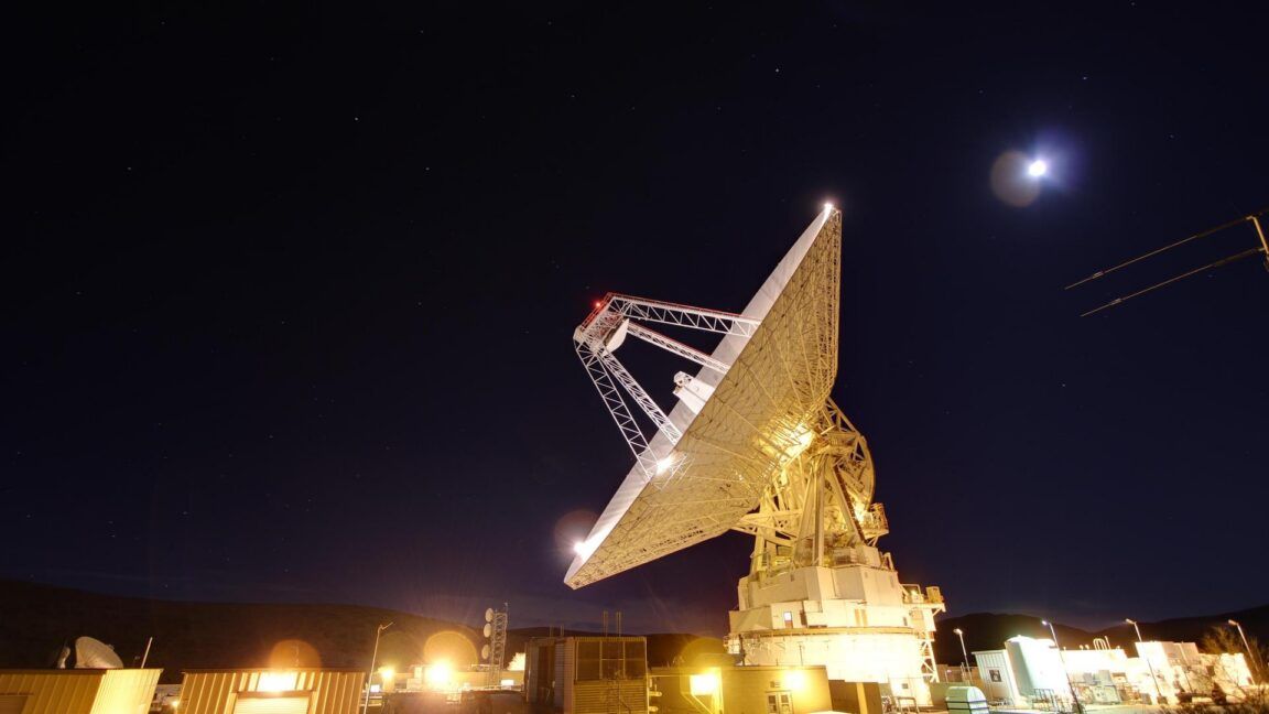 Rede de comunicação da NASA supera teste crítico na missão Artemis II