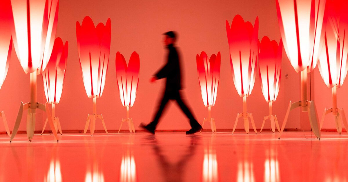 Tulipas de acrílico transformam galeria em memorial imersivo em Teerã