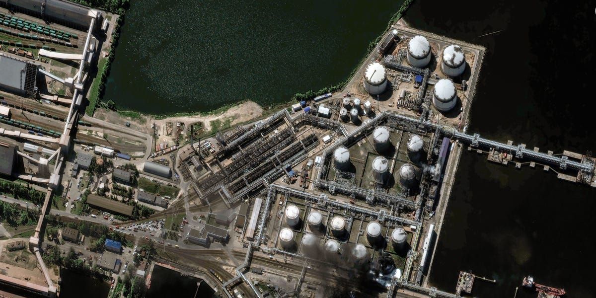 Ucrânia atinge terminal de petróleo russo durante fórum econômico em São Petersburgo