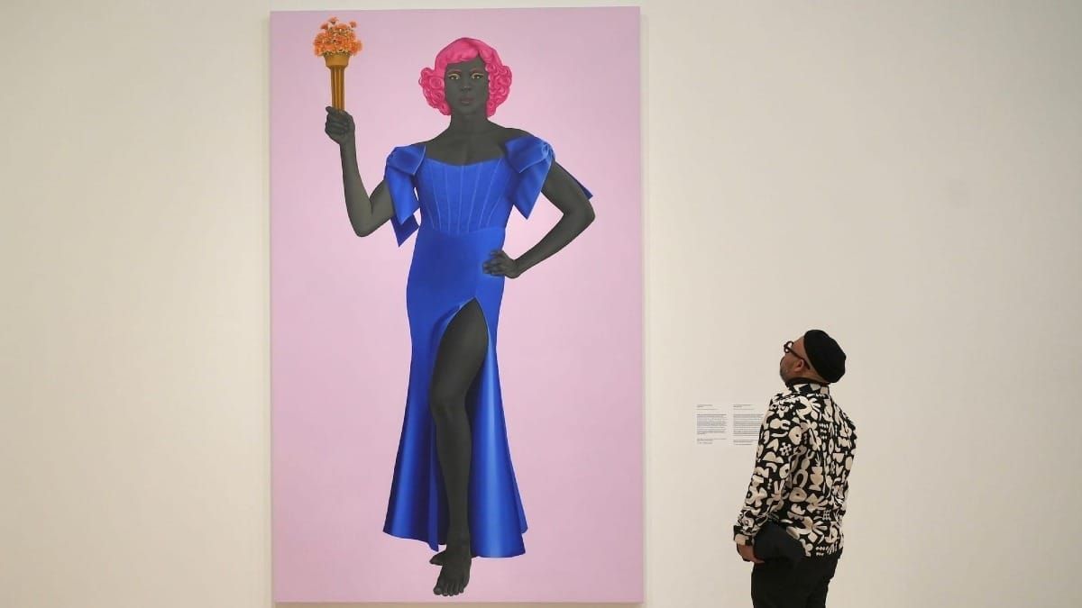Estátua da Liberdade vira tela de protesto — artistas desafiam a iconografia oficial