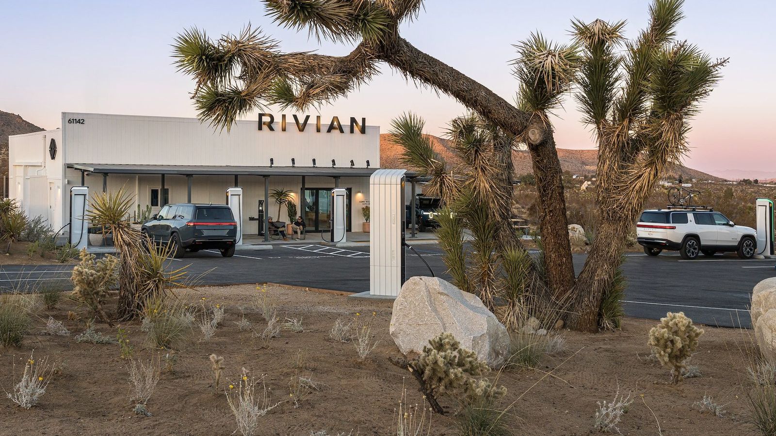 Rivian planeja expansão de rede de recarga para desafiar liderança da Tesla