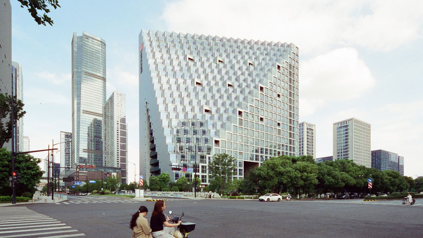 OMA entrega Hangzhou Prism — marco arquitetônico na Future Tech City chinesa