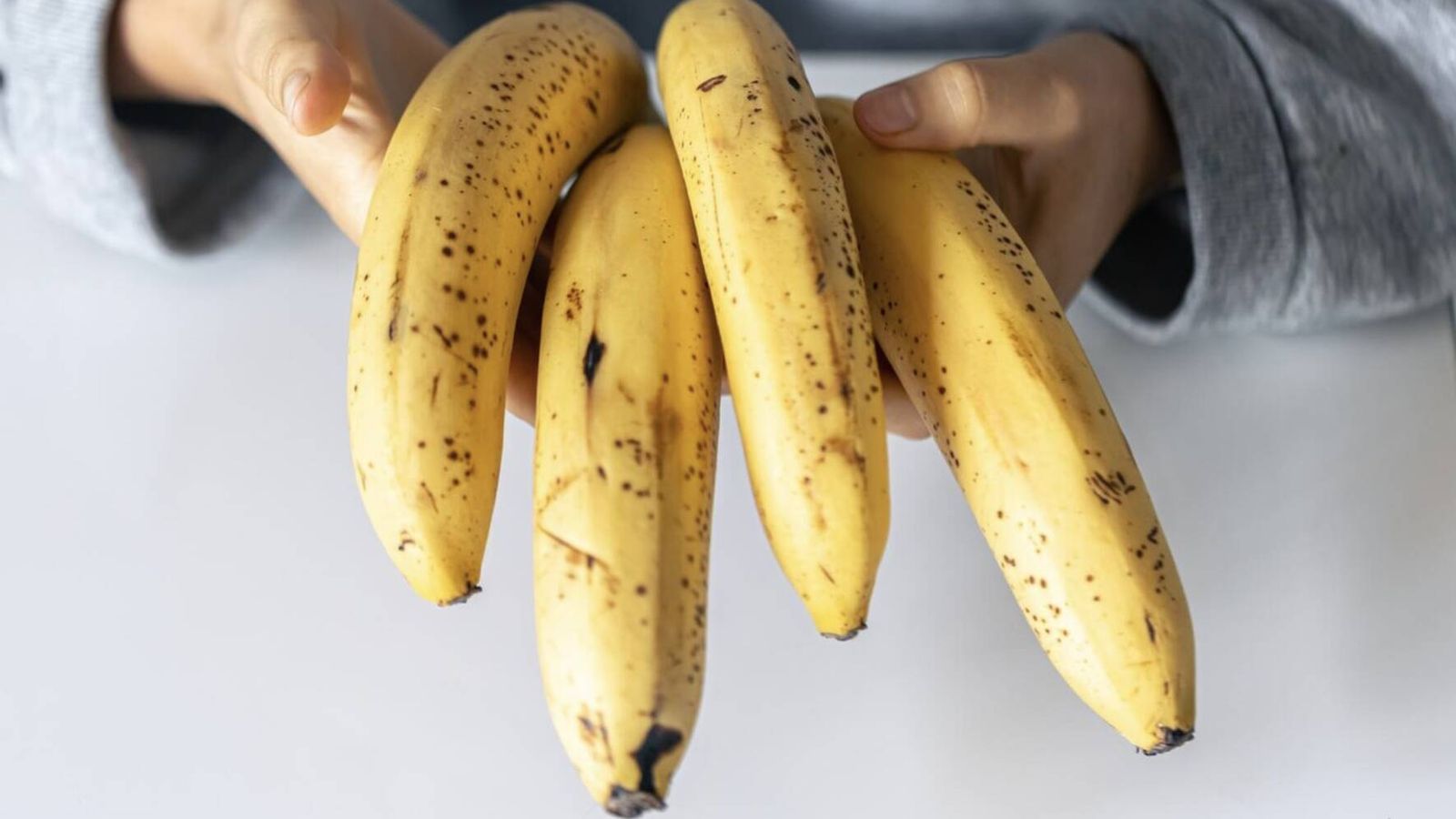 Banana que não escurece ganha aval no Reino Unido para chegar às prateleiras