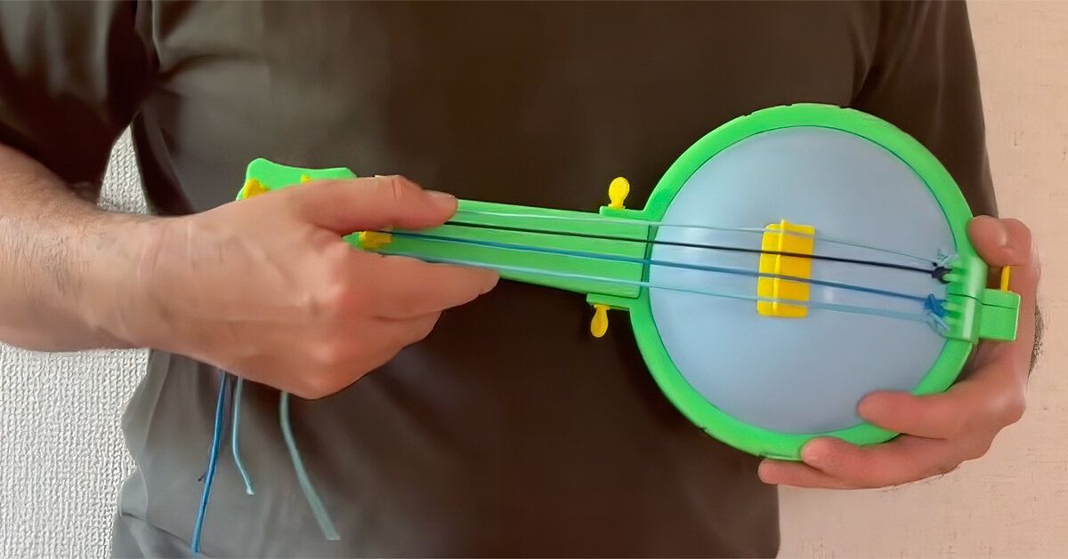 Um banjo com corpo de balão: a acústica vira brinquedo de montar