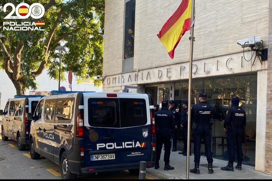 Homem causa caos em Manacor após se esconder sob ônibus