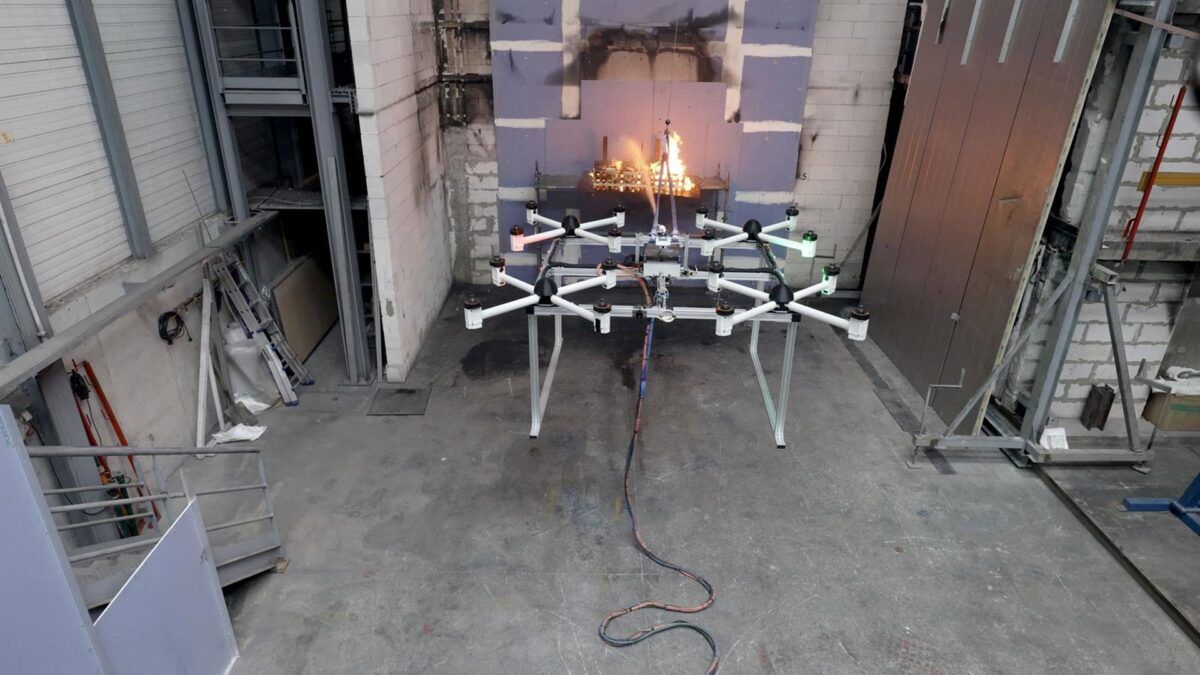 O bombeiro-drone espanhol: 600 litros e IA contra o fogo