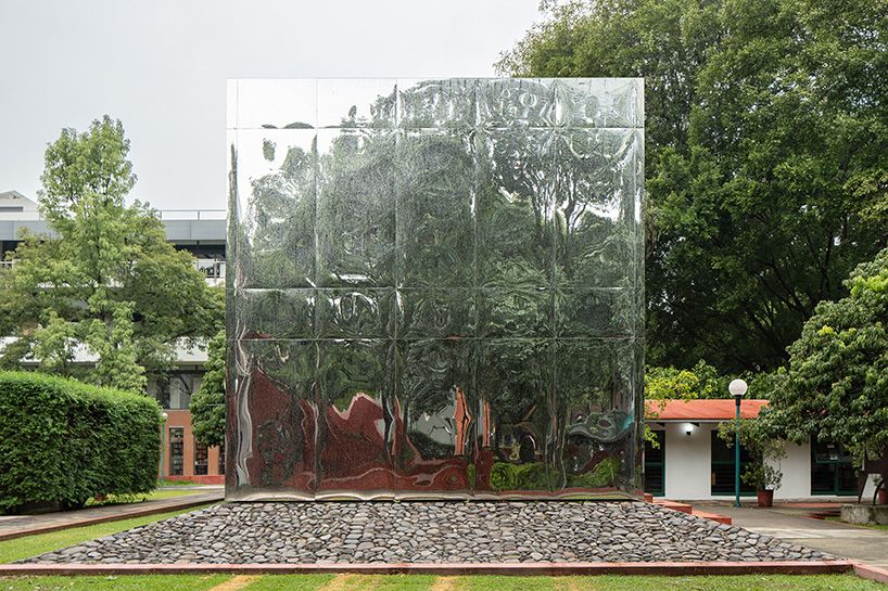 Pavilhão mexicano se dissolve em espelhos e paisagem