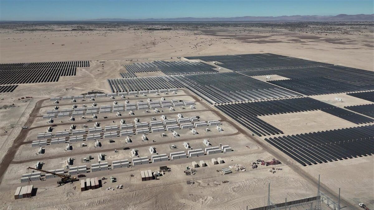 Aço espanhol no sol do Atacama: a nova fronteira da energia híbrida