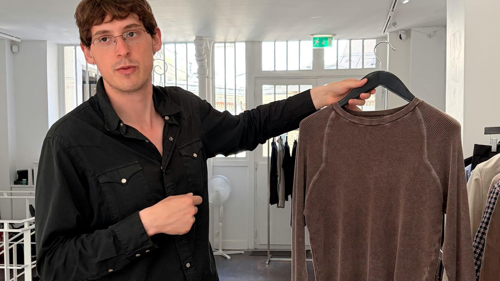 Carter Young e a arte de desconstruir o smoking — o novo uniforme do luxo moderno