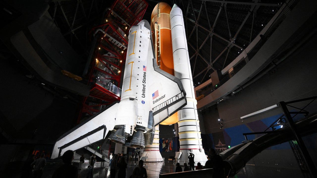 Engenharia de precisão coloca Endeavour em posição de lançamento vertical
