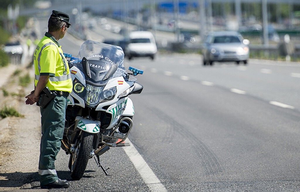 Guardas civis espanhóis exigem autonomia na escolha entre moto e carro sob calor extremo