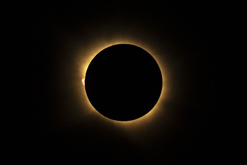 O Sol assinou o eclipse com uma chama vermelha
