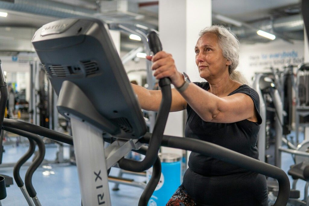 Treino de força após os 60 anos exige apenas três dias por semana — aponta estudo