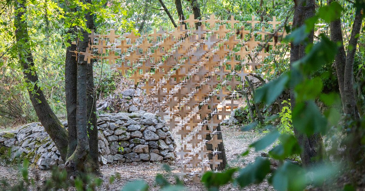 Pavilhão temporário usa módulos biodegradáveis para se integrar à paisagem