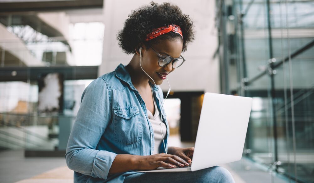 IA em alta: salários em tecnologia ligam domínio técnico a responsabilidade
