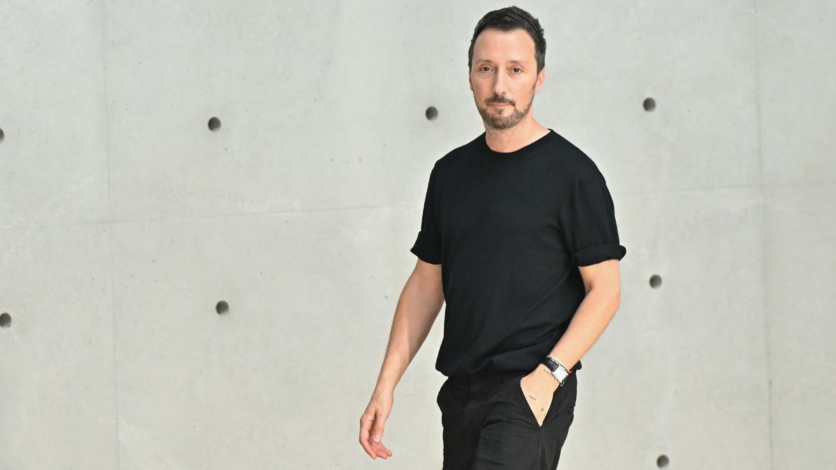 Anthony Vaccarello deixa a Saint Laurent após 10 anos; Kering busca substituto