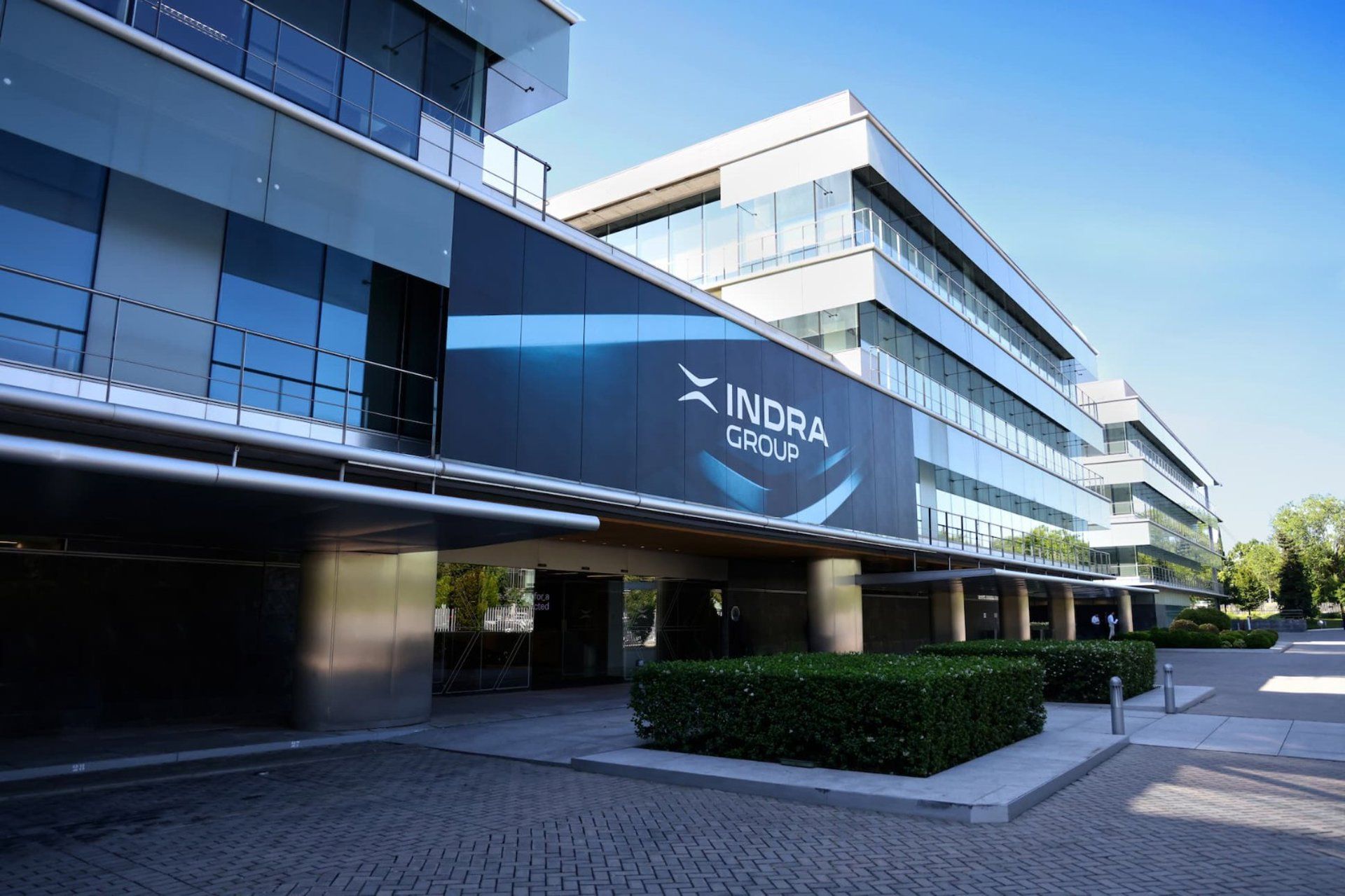 Indra negocia aliança com Santa Bárbara — mercado reage com queda de 2%