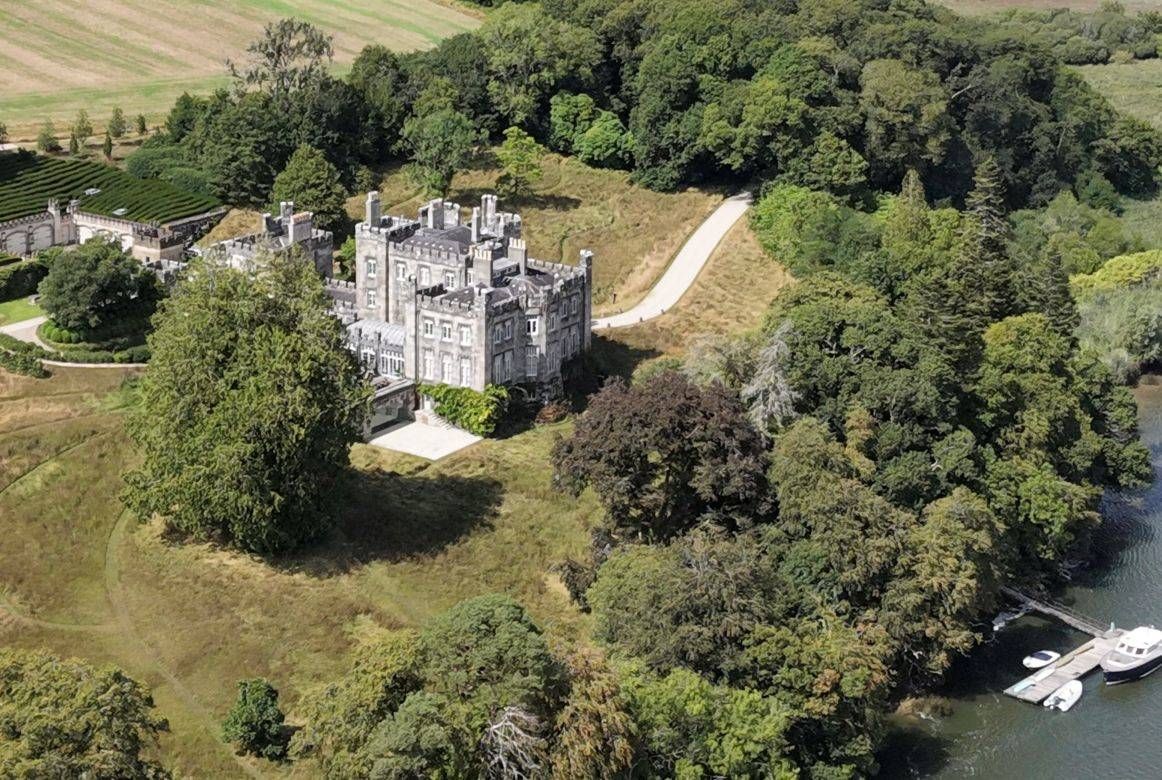 Zuckerberg planta sua bandeira na Irlanda. E é um castelo