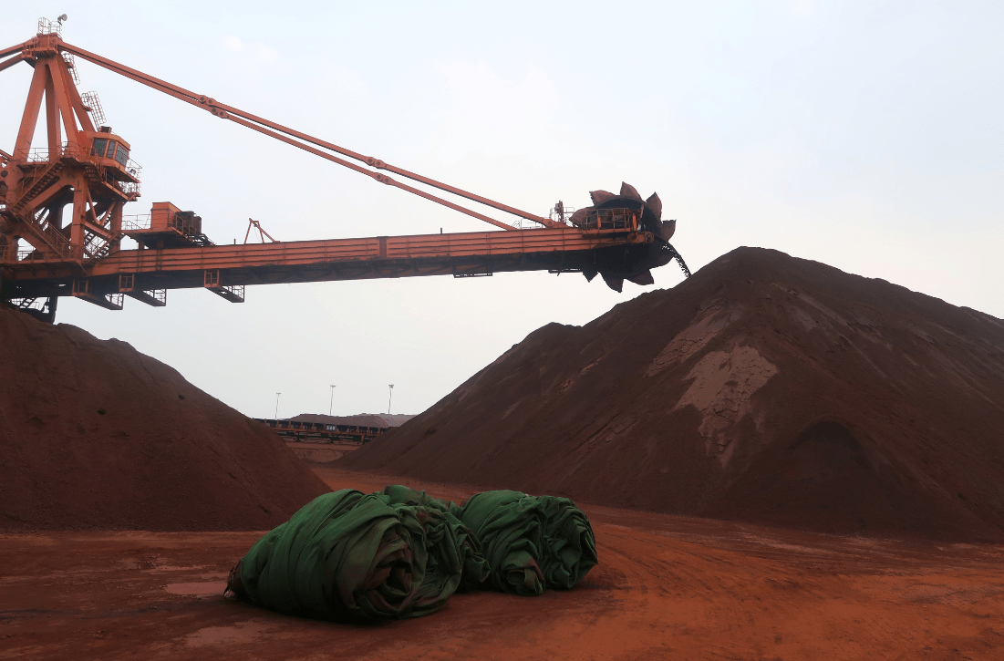 Minério de ferro recua em Dalian — excesso de oferta e demanda chinesa travada pressionam preços