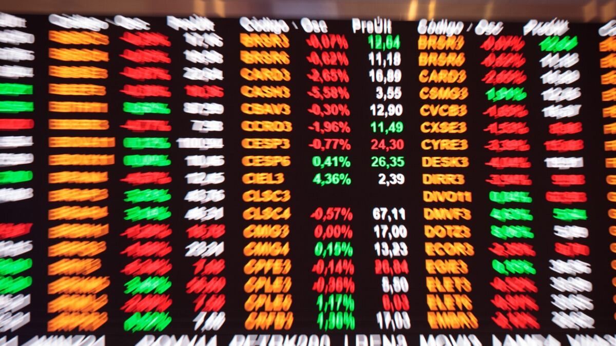 Bancos e corretoras adotam cautela em julho com foco em ativos defensivos