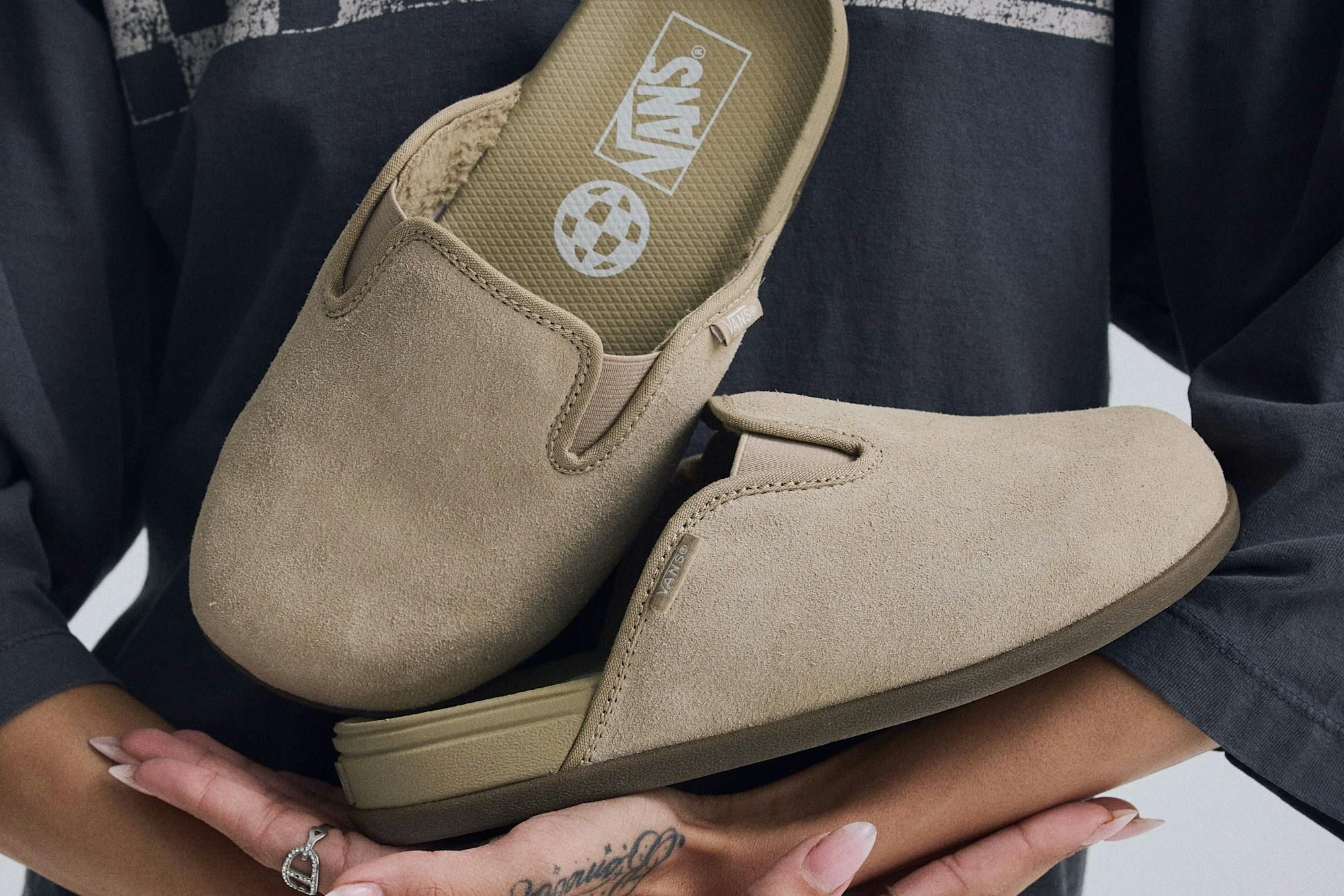 Por que marcas de tênis apostam em versões de Birkenstocks?