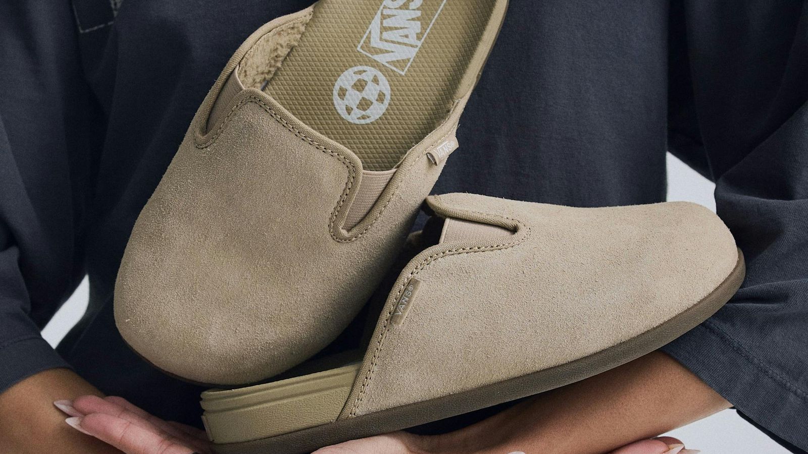 Por que marcas de tênis apostam em versões de Birkenstocks?