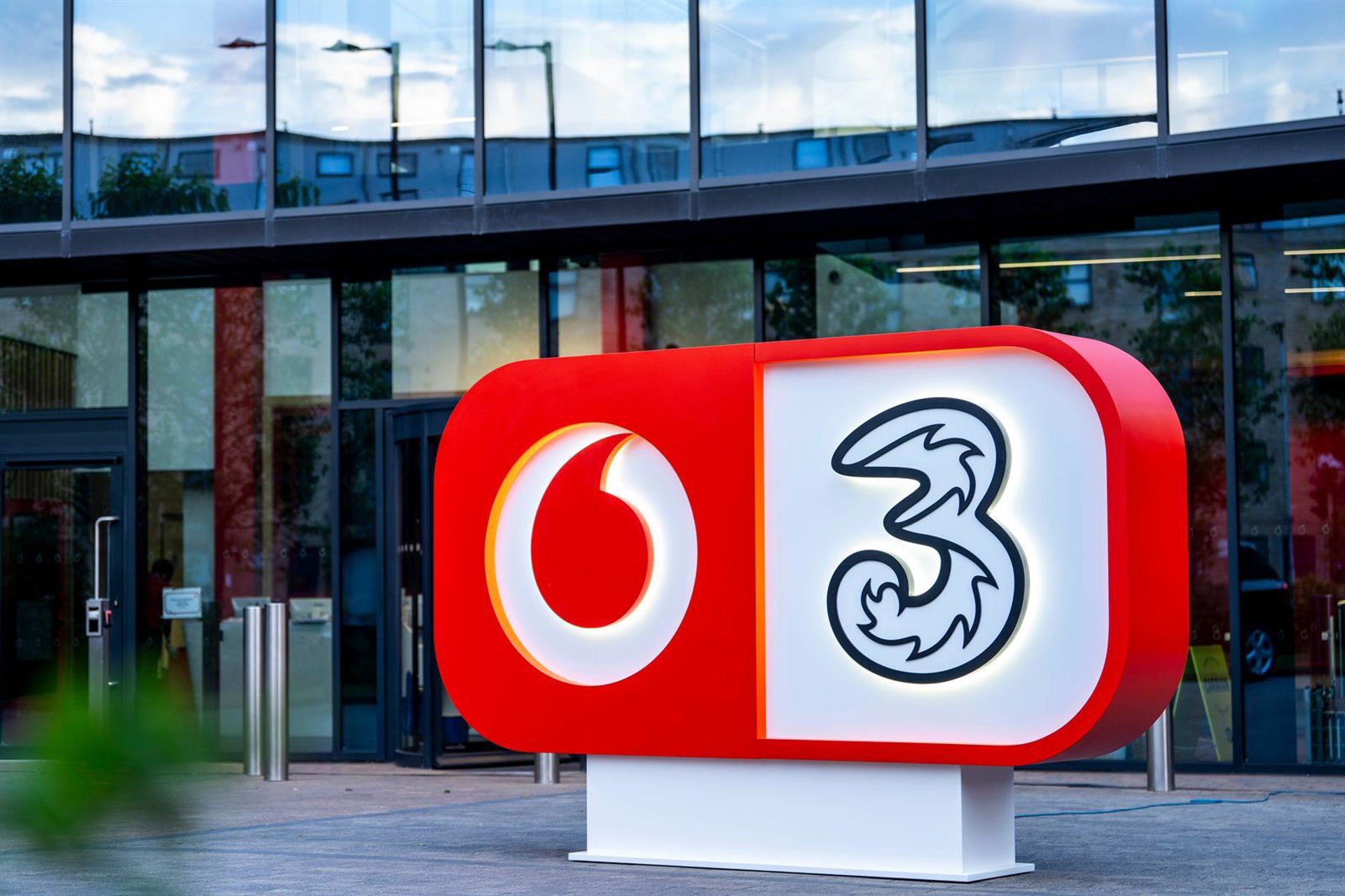 Vodafone eleva meta de economia para £1 bilhão no Reino Unido após fusão com Three