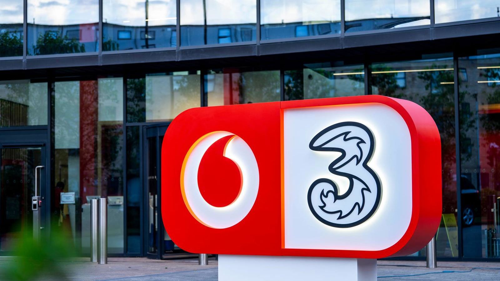 Vodafone eleva meta de economia para £1 bilhão no Reino Unido após fusão com Three