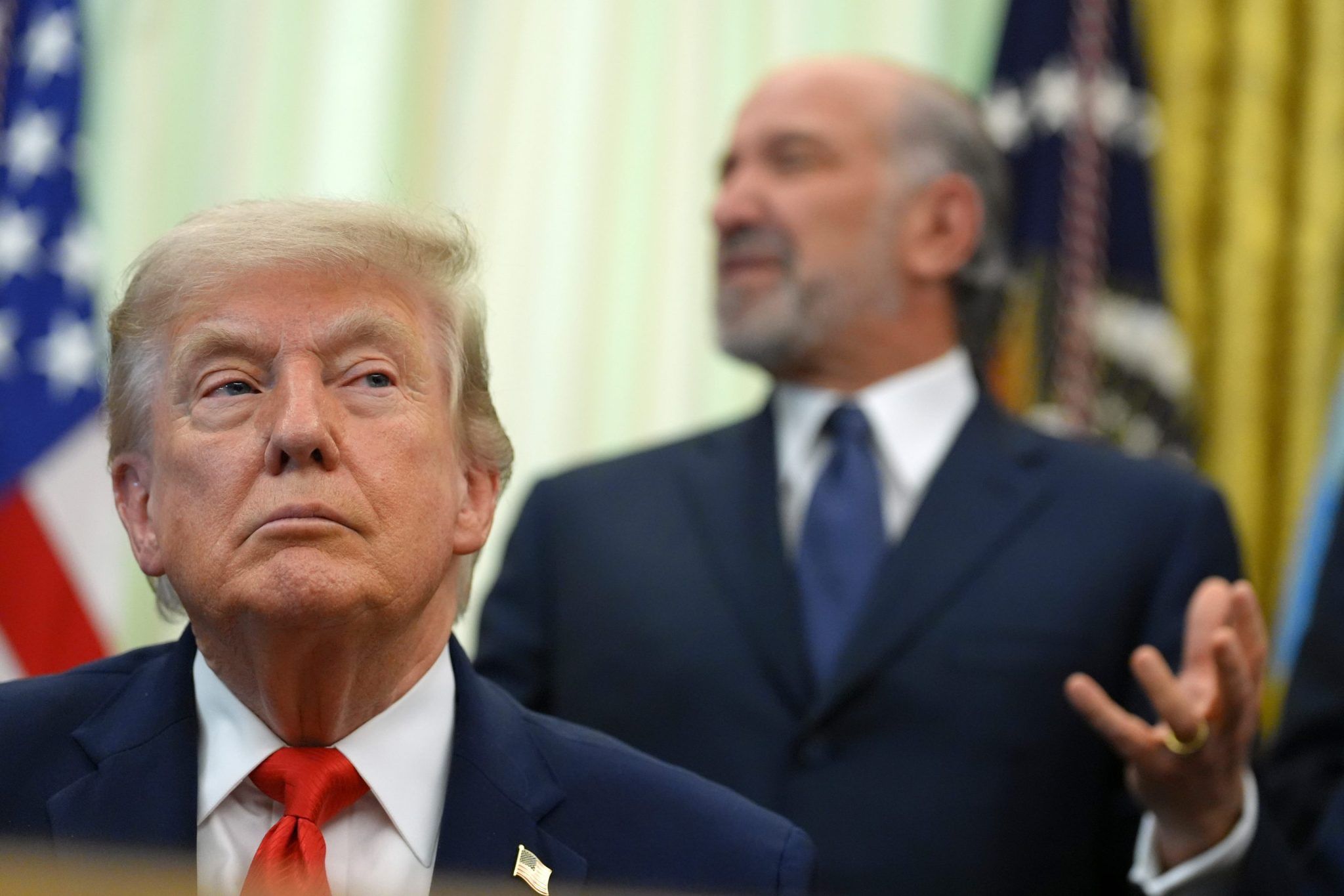 Trump busca acordo com Irã enquanto Estreito de Ormuz trava o mercado de petróleo