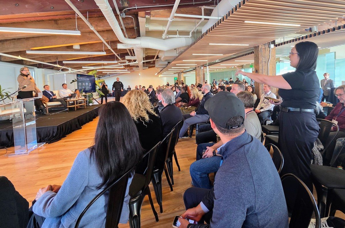 Protestos na Seattle AI Week expõem tensão entre IA e meio ambiente