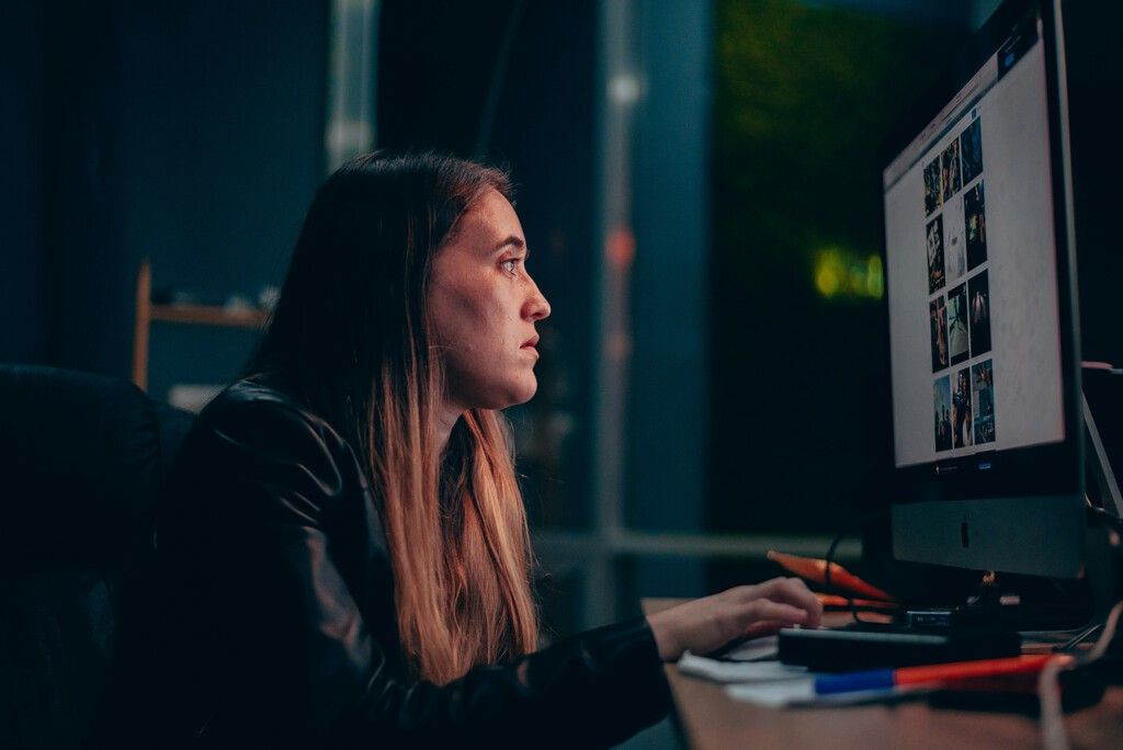 Empresas de tecnologia demitem 197 mil e focam em IA em 2026