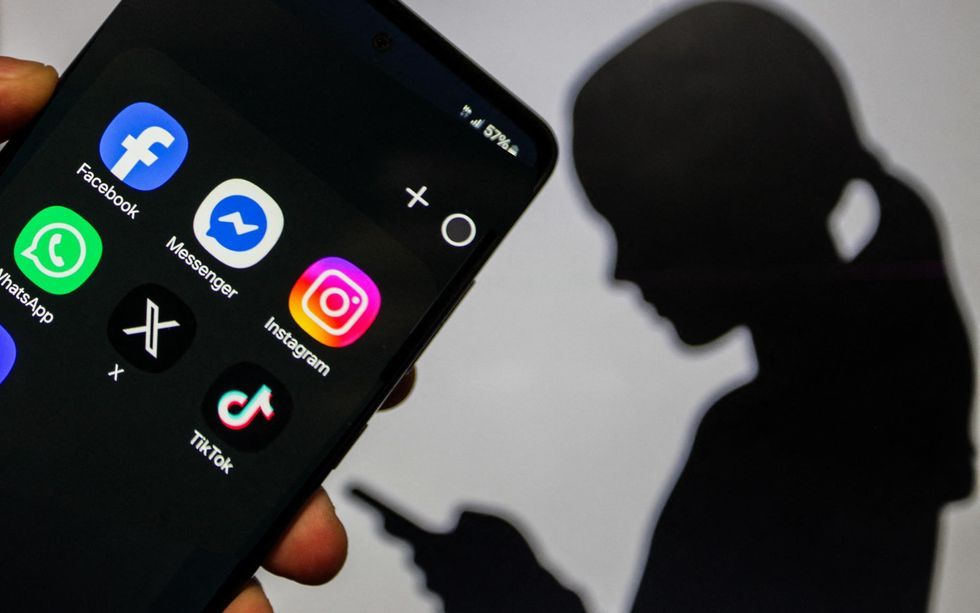Proibições de redes sociais para menores falham em proteger, diz análise