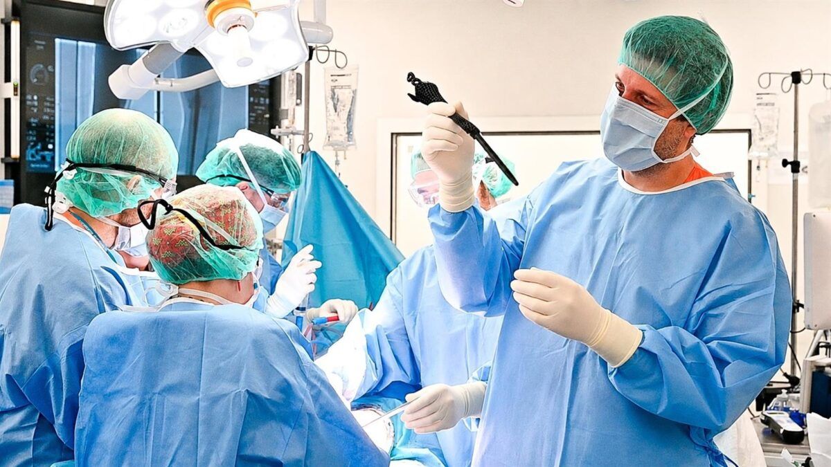 O hospital que imprimiu um osso de titânio para salvar uma perna