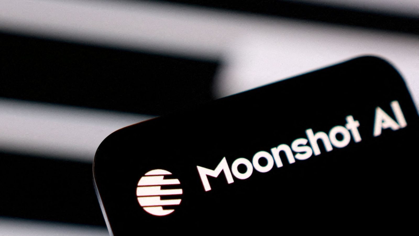 IA chinesa da Moonshot desafia Anthropic com preço 50% menor