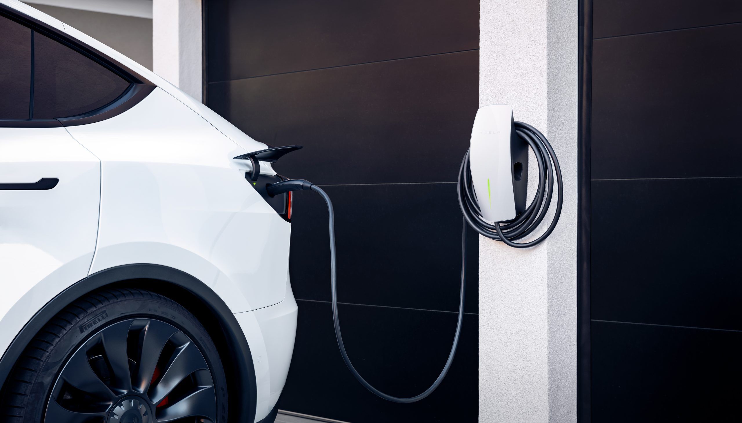 Canadenses ganham dinheiro ao carregar carros elétricos em casa