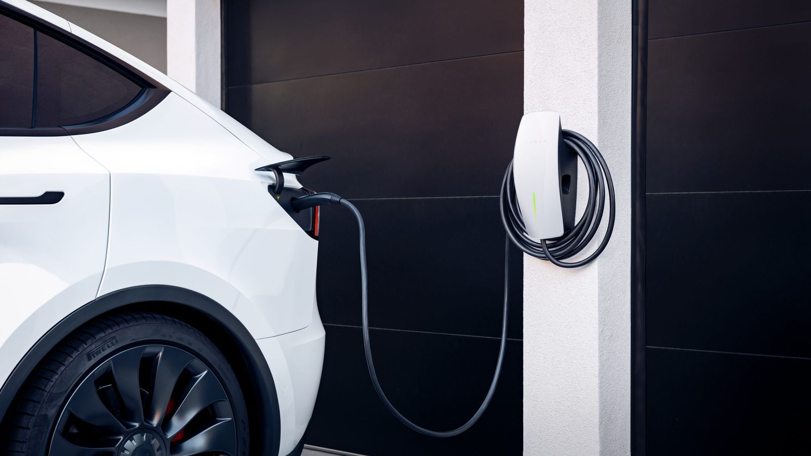 Canadenses ganham dinheiro ao carregar carros elétricos em casa