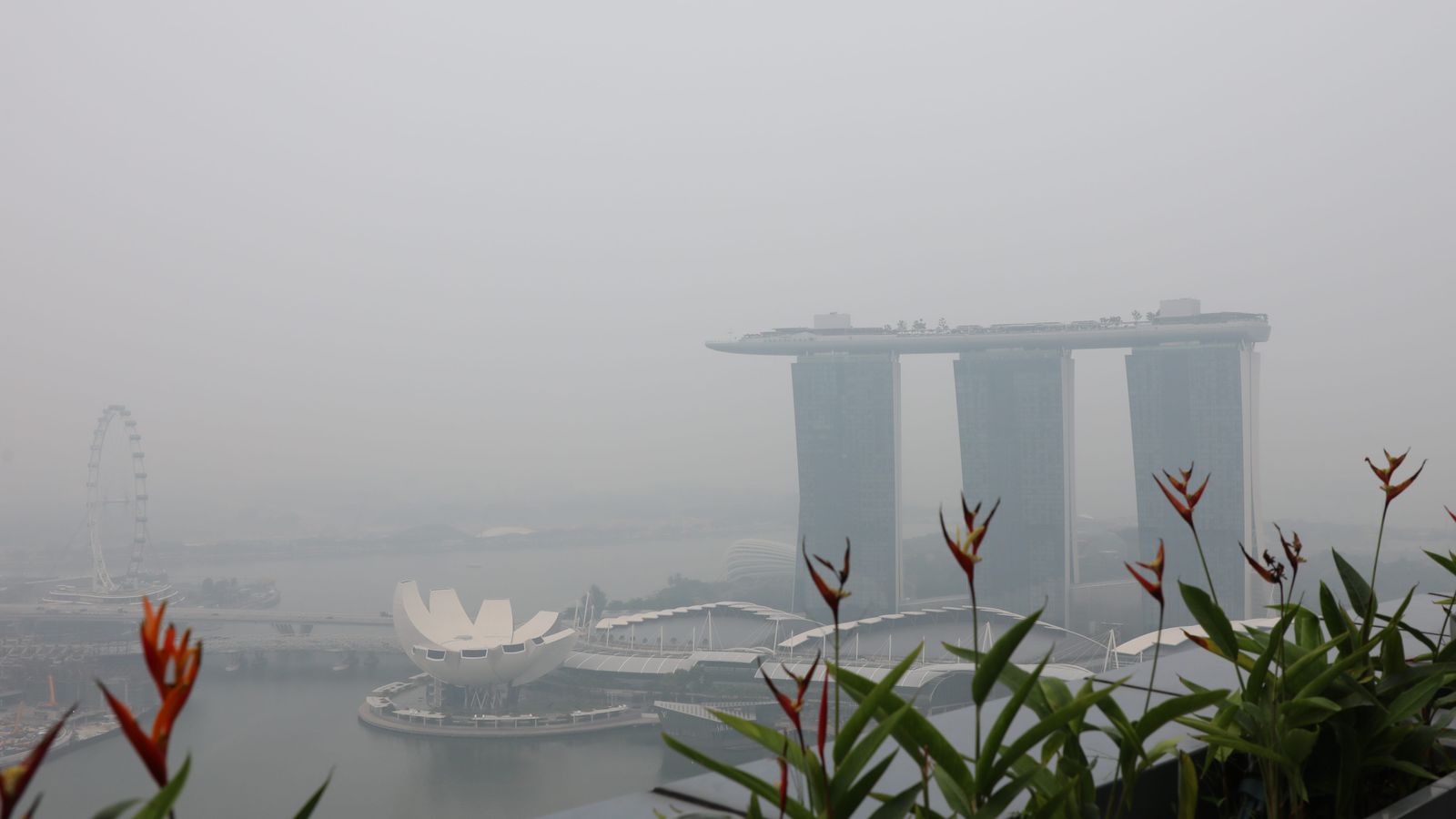 Fumaça de incêndios na Indonésia cobre Singapura em névoa tóxica