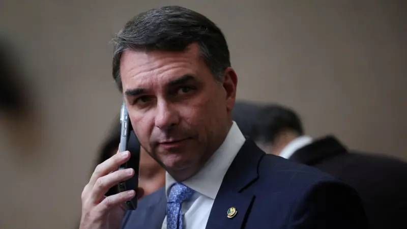 Flávio Bolsonaro propõe suspender reforma tributária por um ano