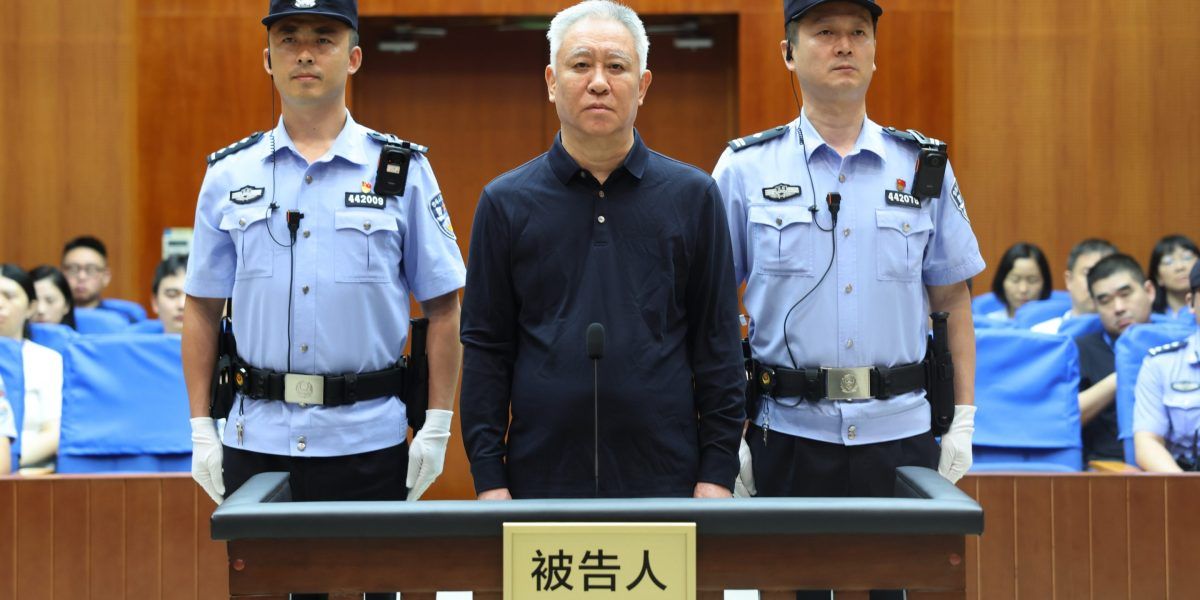 Evergrande: prisão perpétua para o fundador, US$ 300 bi para os credores