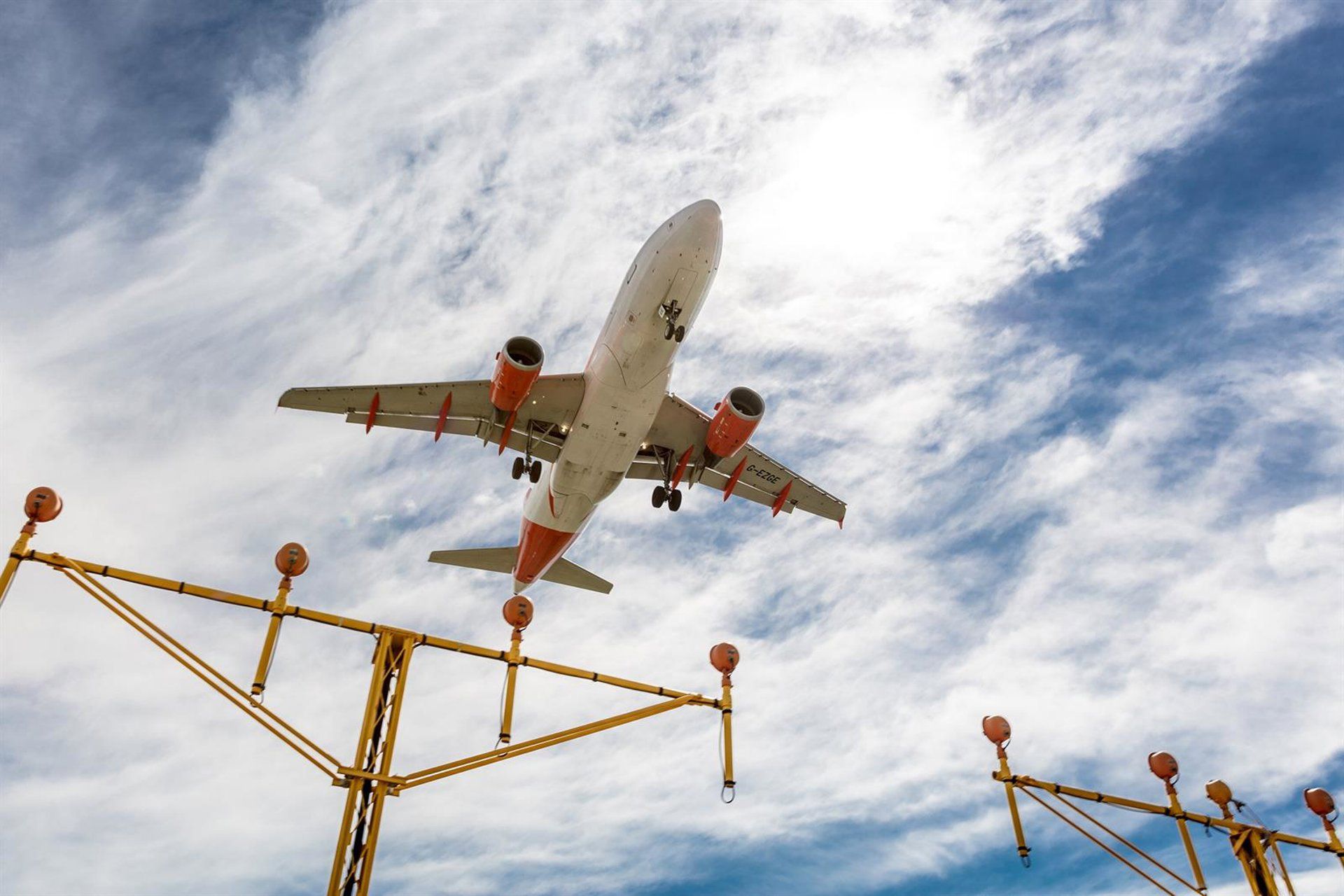 OACI acelera reformas para reduzir atrasos e emissões no tráfego aéreo