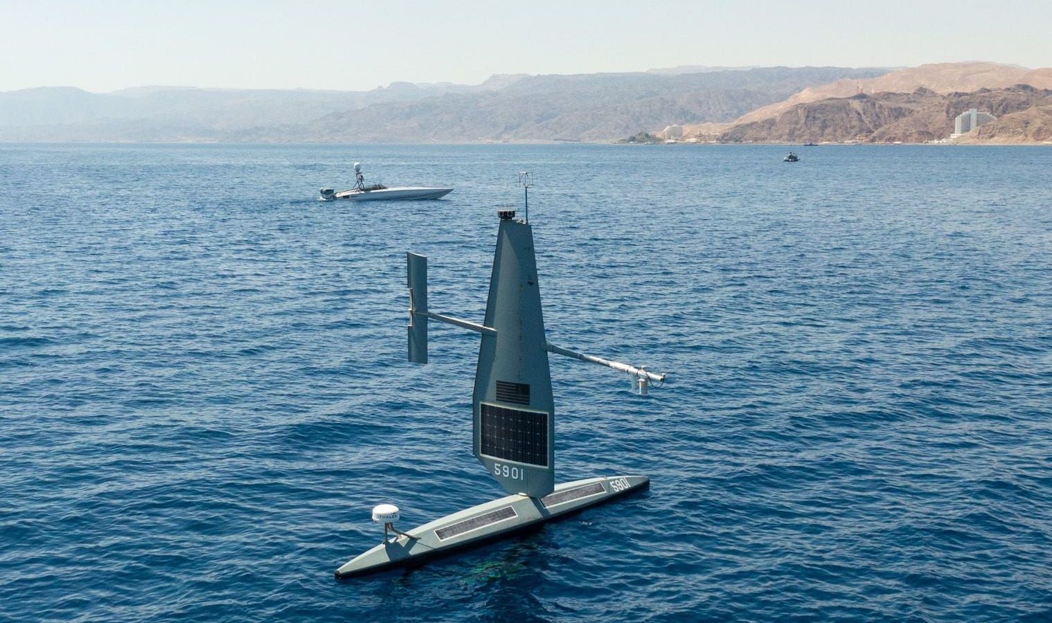 Drones marítimos realizam primeiro resgate de tripulação após queda de Apache no Oriente Médio