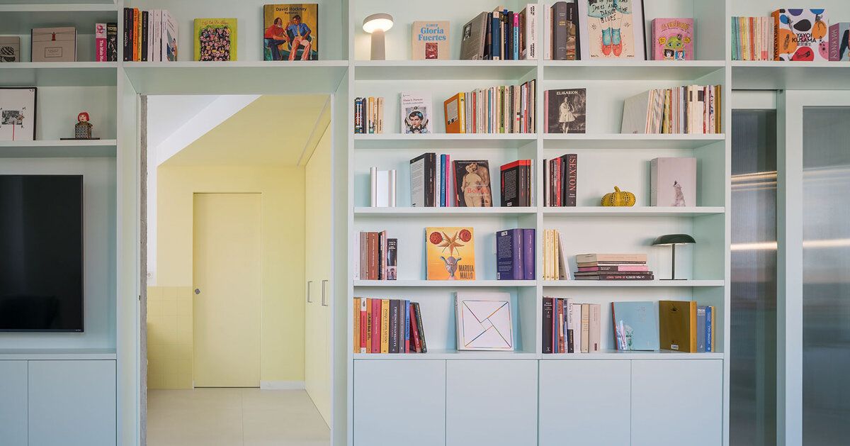 A estante de Almodóvar: como a arquitetura reescreveu um apartamento