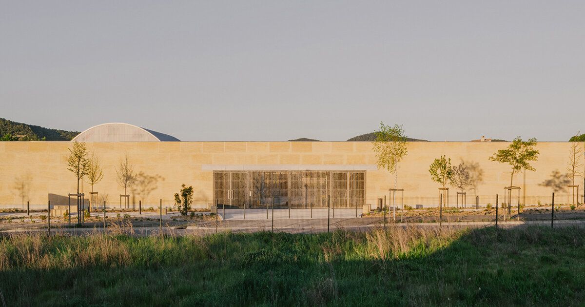 Uma muralha de pedra na Provence: arquitetura como refúgio climático
