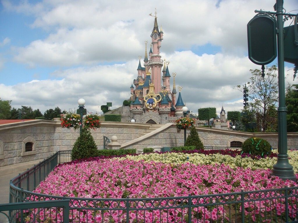 Disneyland Paris acumula prejuízo bilionário — e Disney mantém a aposta