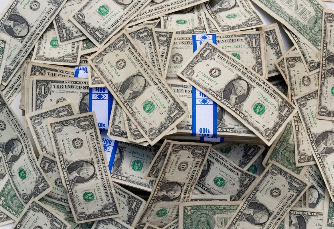 Eleição no preço: dólar recua à espera do Datafolha