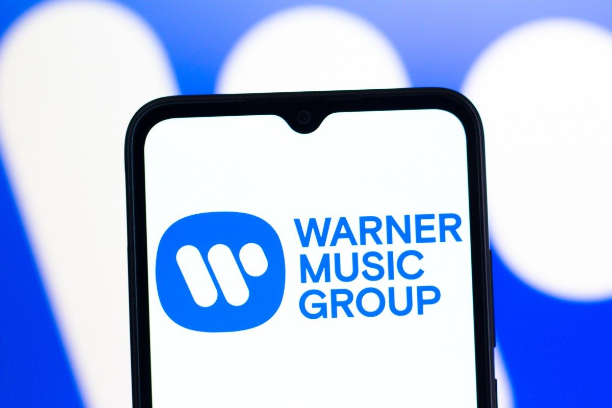 Warner Music avança sobre direitos autorais em IA com aquisição da Sureel AI
